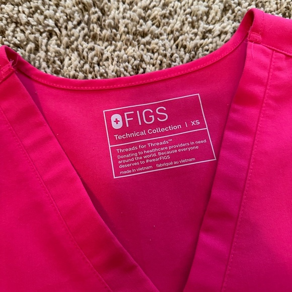 FIGS- Casma™ Three-Pocket Scrub Top - Picture 2 of 3